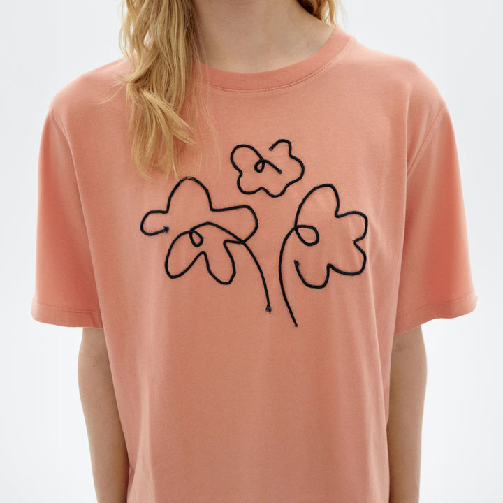 CAMISETA - Thinking Mu, Rosa bordada a mano flower Lucia