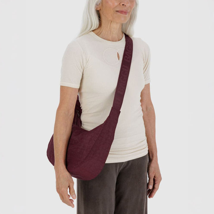 BOLSO - Baggu, Medium Nylon Crescent Bag Mahogany