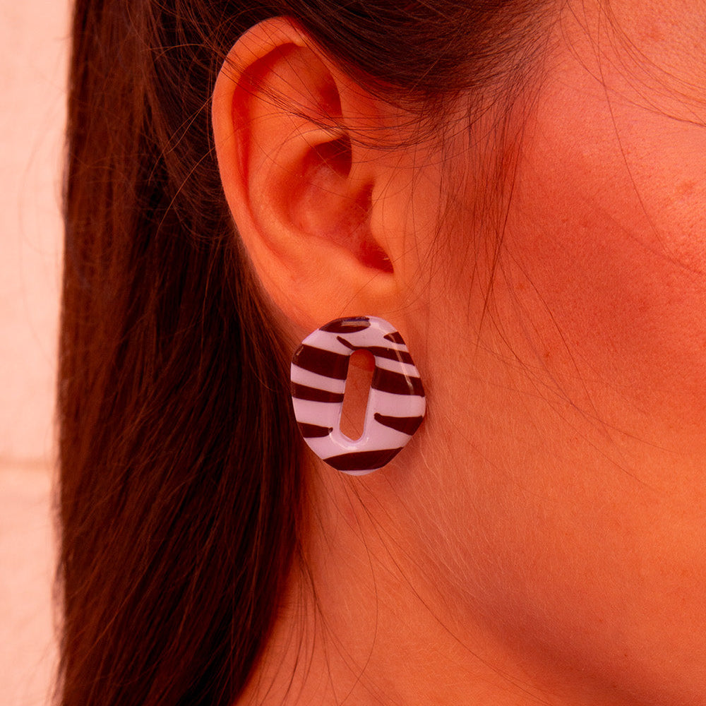 Pendientes Lia de Malea en azul y marrón, estampado hecho a mano en arcilla polimérica
