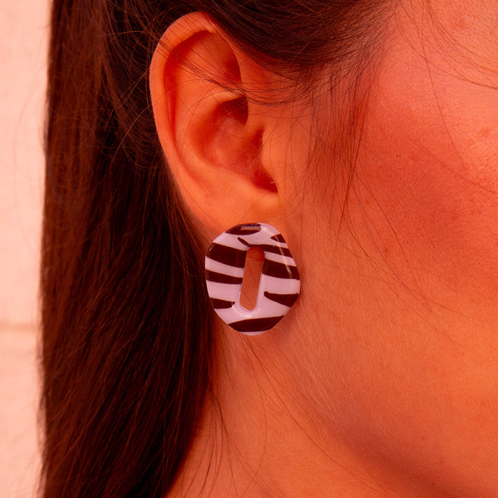 Pendientes Lia de Malea en azul y marrón, estampado hecho a mano en arcilla polimérica