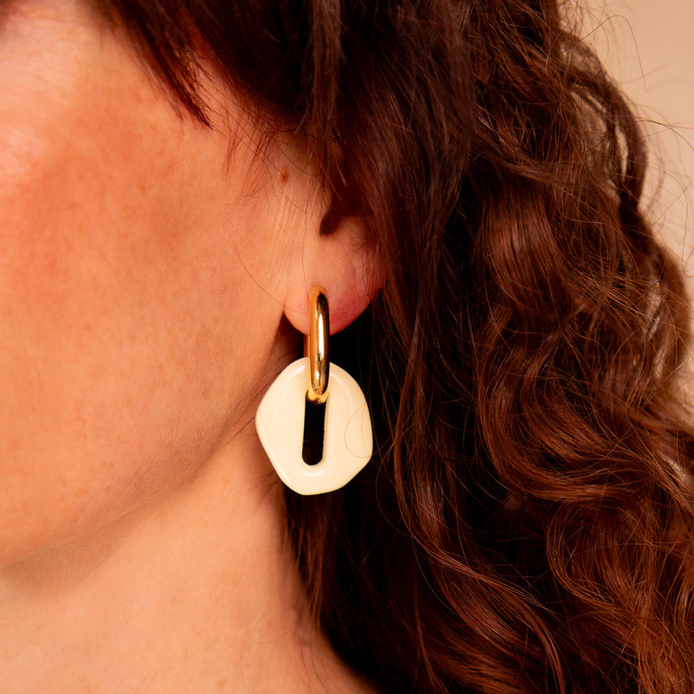 Pendientes Laura de Malea en amarillo mantequilla, charm de arcilla polimérica con aro rectangular