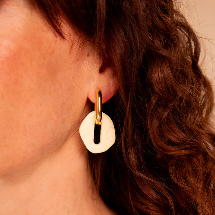 Pendientes Laura de Malea en amarillo mantequilla, charm de arcilla polimérica con aro rectangular