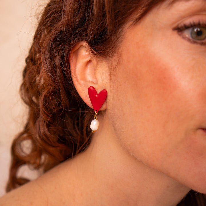 Pendientes Eva de Malea en rojo, corazón de arcilla polimérica con perla