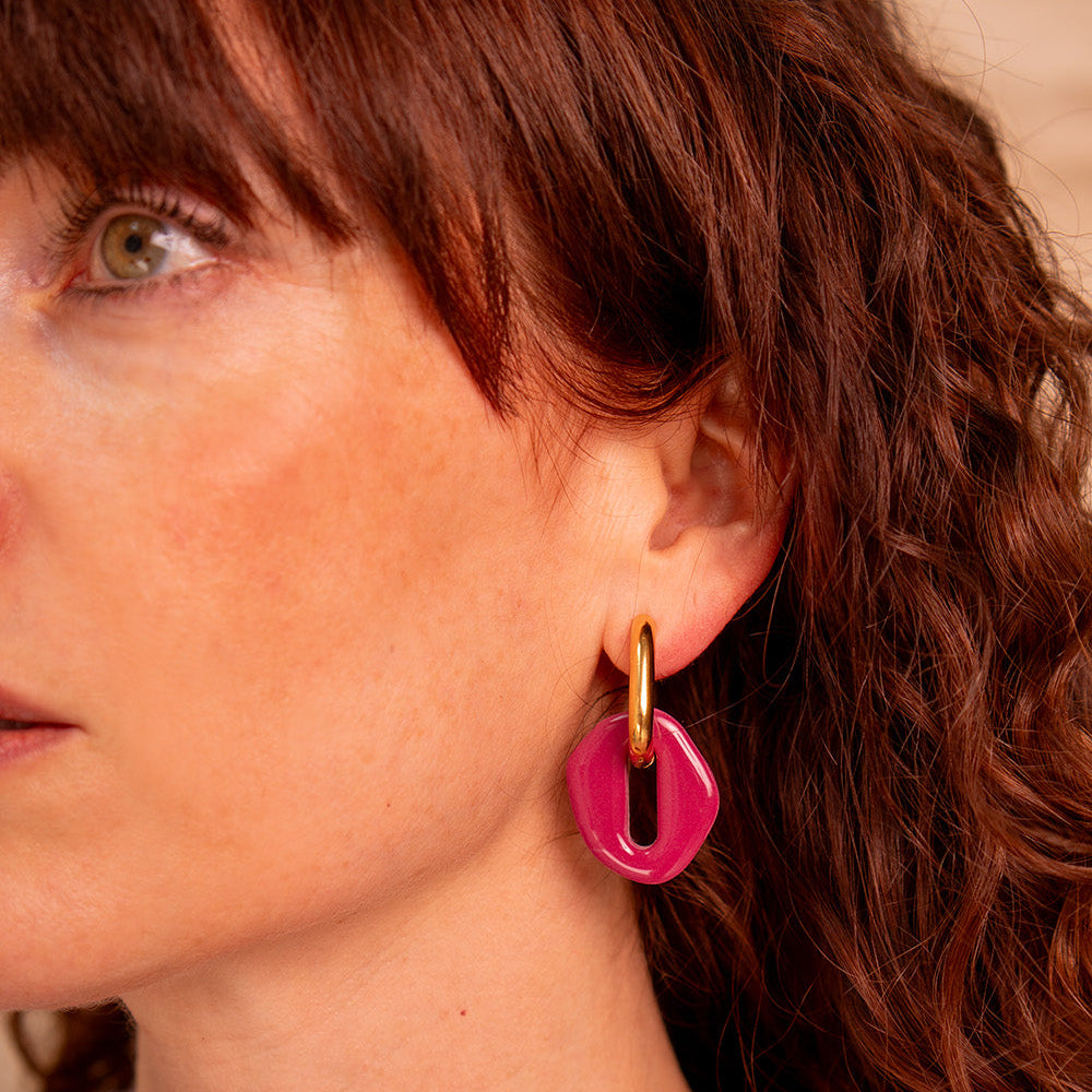 Pendientes Laura de Malea en burdeos, charm de arcilla polimérica con aro rectangular