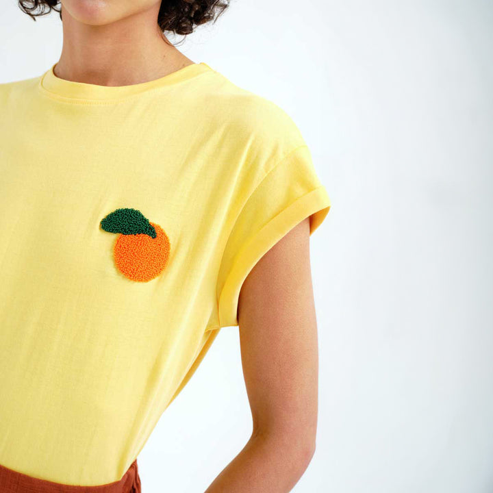 CAMISETA- Compañía Fantástica, Bordado de naranja