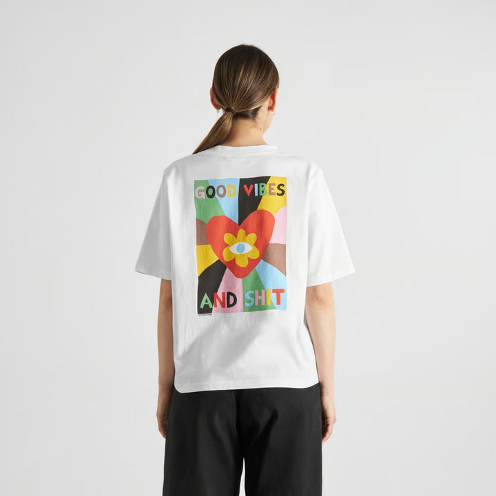 CAMISETA - DEDICATED, Vadstena Good Vibes White