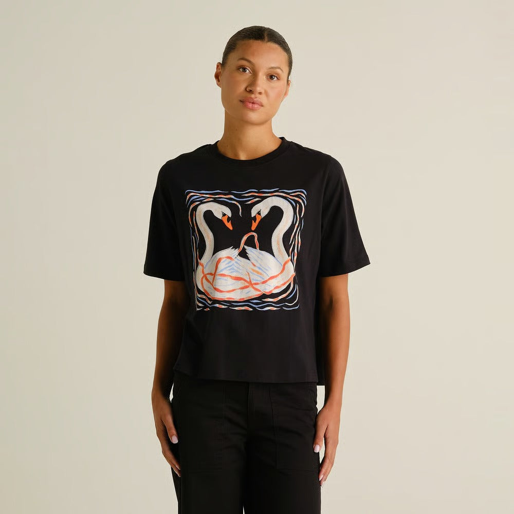CAMISETA - DEDICATED, Vadstena Painted Swans Black