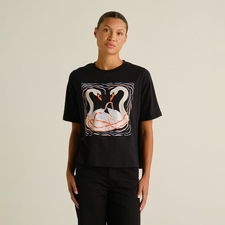 CAMISETA - DEDICATED, Vadstena Painted Swans Black