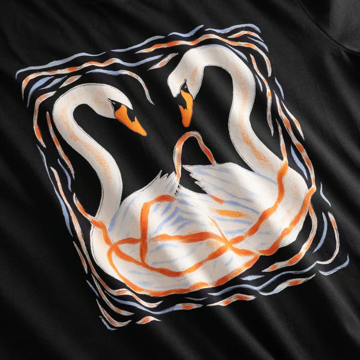 CAMISETA - DEDICATED, Vadstena Painted Swans Black