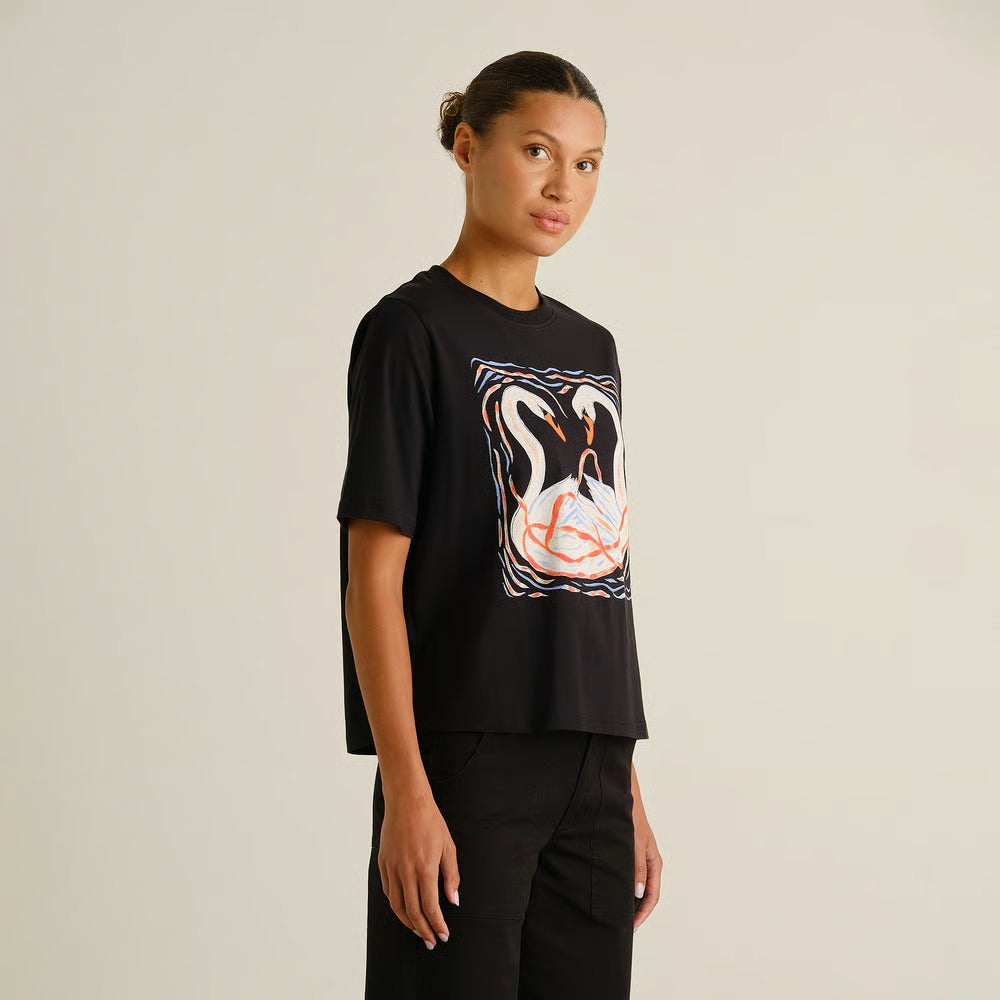 CAMISETA - DEDICATED, Vadstena Painted Swans Black