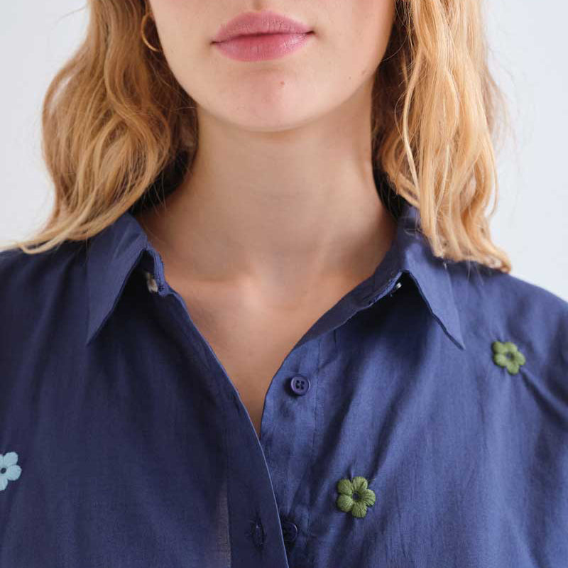 CAMISA - Compañía Fantástica, Algodón azul marino con bordado de flores