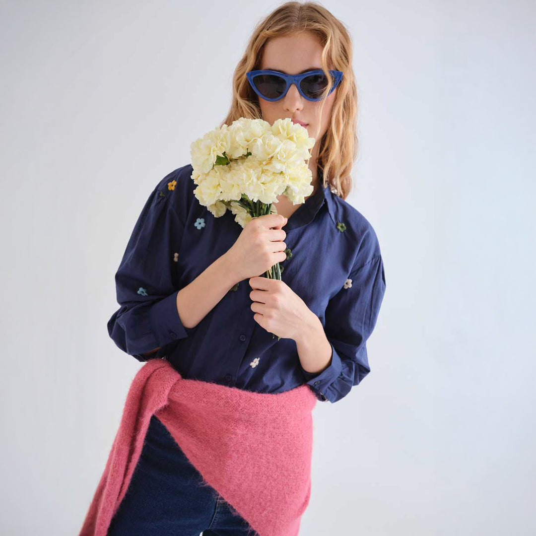 CAMISA - Compañía Fantástica, Algodón azul marino con bordado de flores