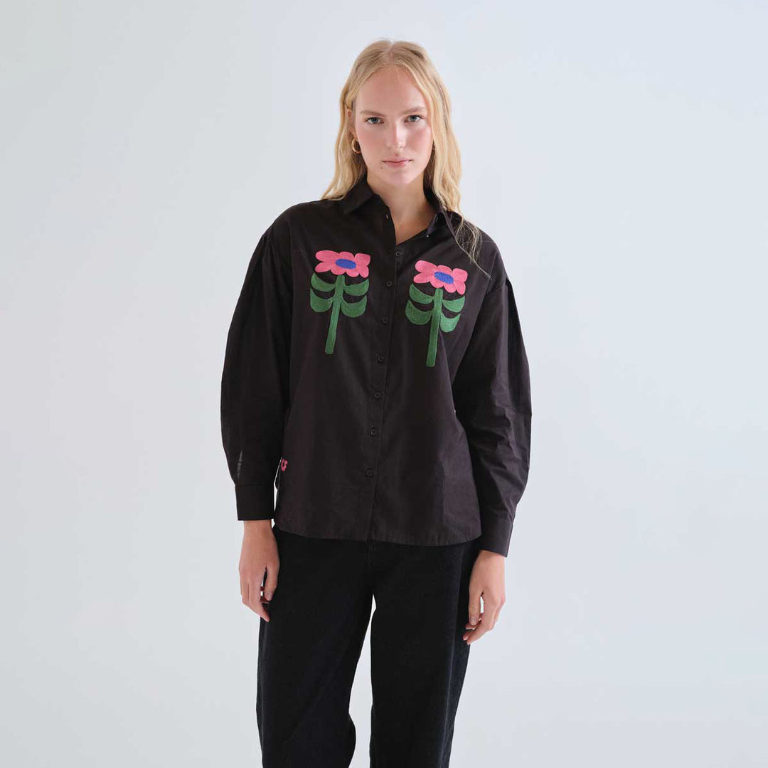 CAMISA - Compañía Fantástica, Negra con bordado floral Neo Garden