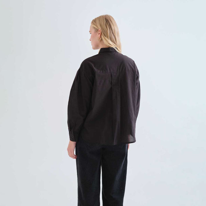 CAMISA - Compañía Fantástica, Negra con bordado floral Neo Garden
