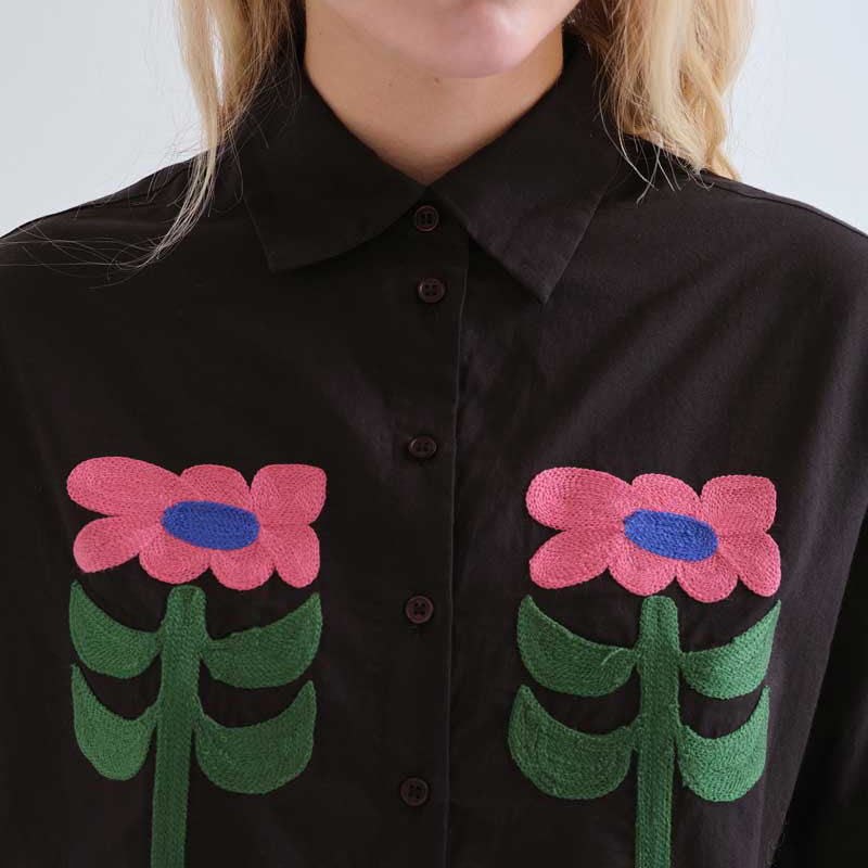 CAMISA - Compañía Fantástica, Negra con bordado floral Neo Garden