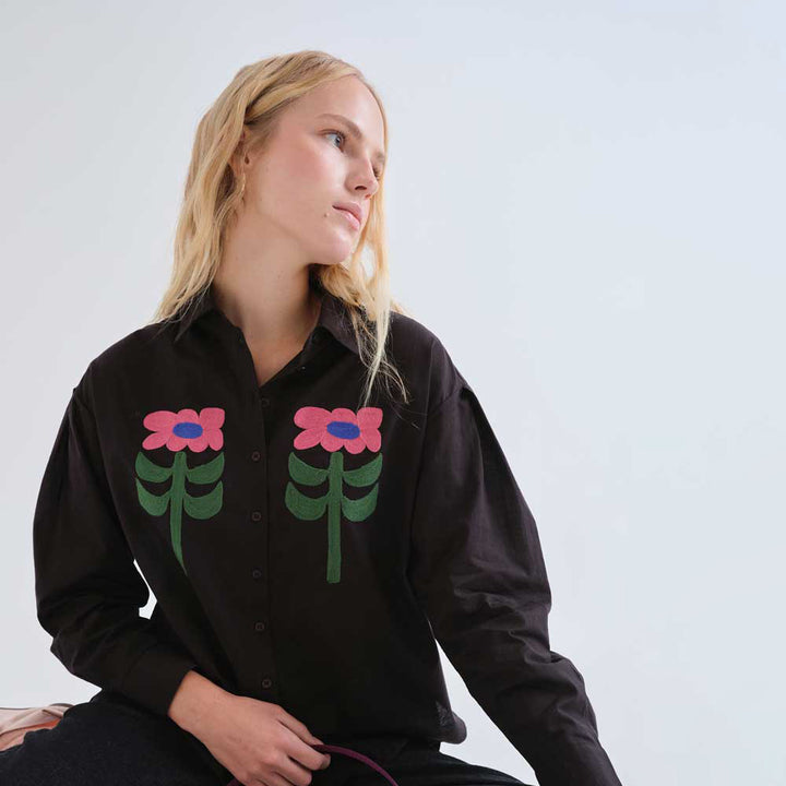 CAMISA - Compañía Fantástica, Negra con bordado floral Neo Garden