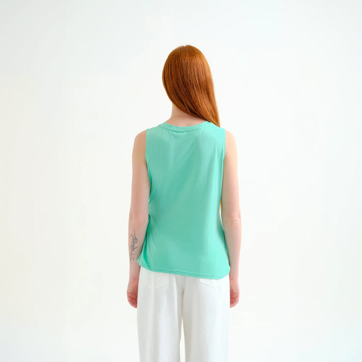 CAMISETA- Compañía Fantástica, Verde 100% algodón con detalle drapeado