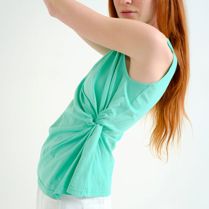 CAMISETA- Compañía Fantástica, Verde 100% algodón con detalle drapeado