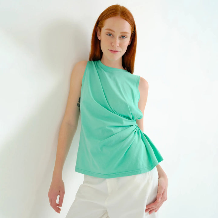 CAMISETA- Compañía Fantástica, Verde 100% algodón con detalle drapeado