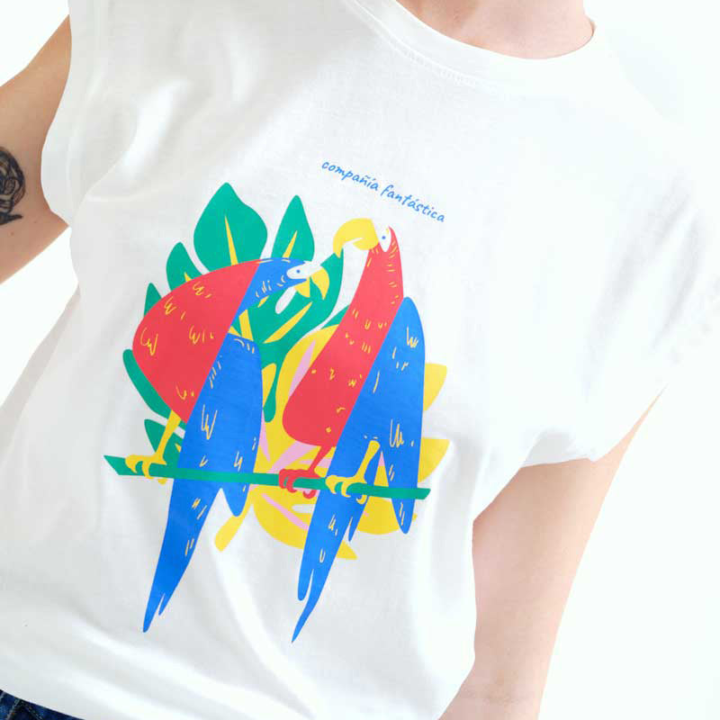 CAMISETA- Compañía Fantástica, Estampado de Guacamayas "Compañía Fantástica"