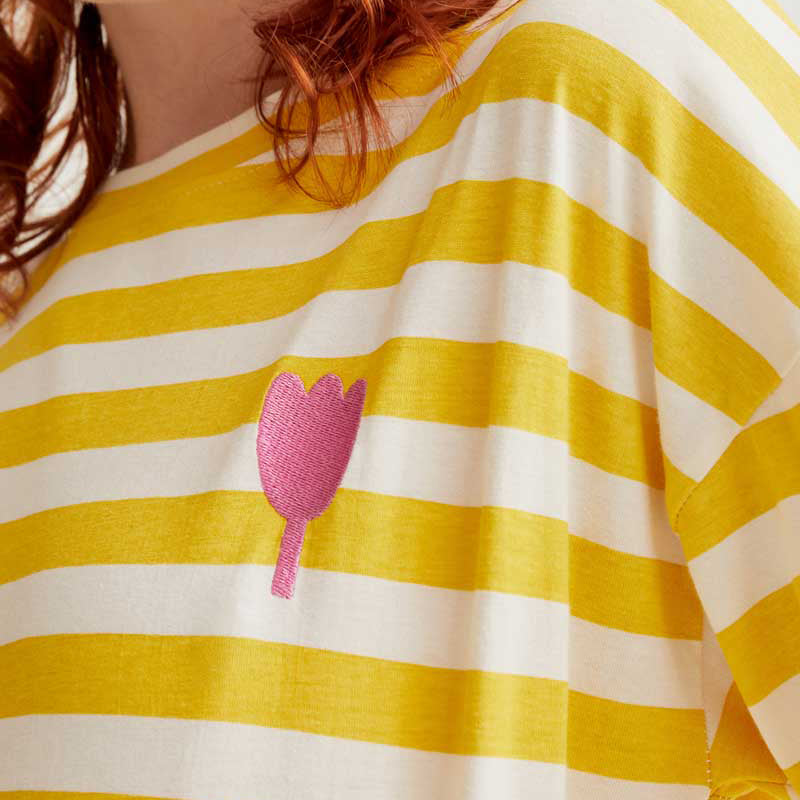 CAMISETA- Compañía Fantástica, Rayas amarillas con bordado de tulipán