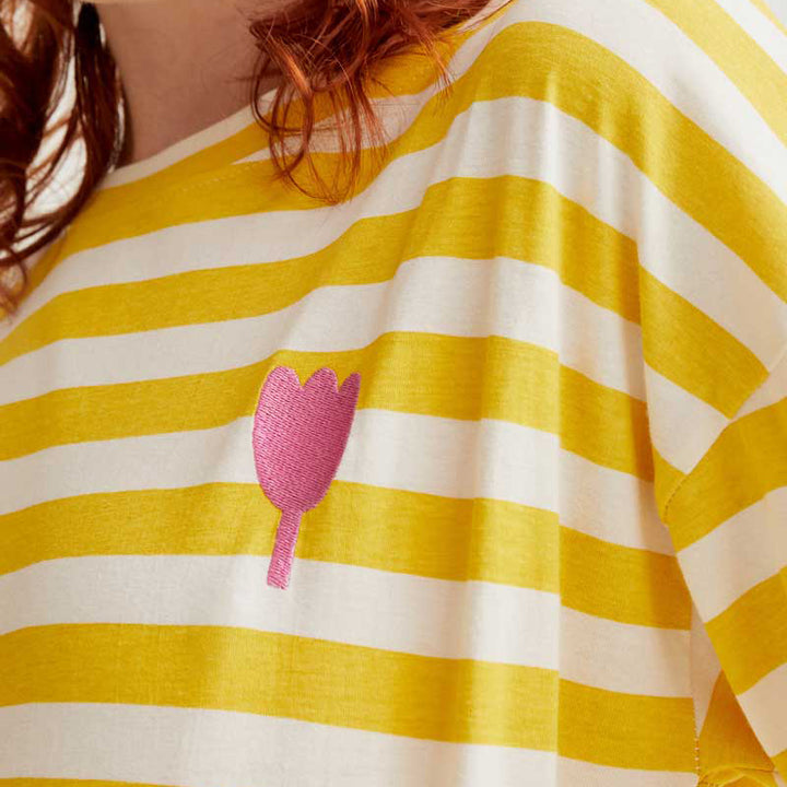 CAMISETA- Compañía Fantástica, Rayas amarillas con bordado de tulipán
