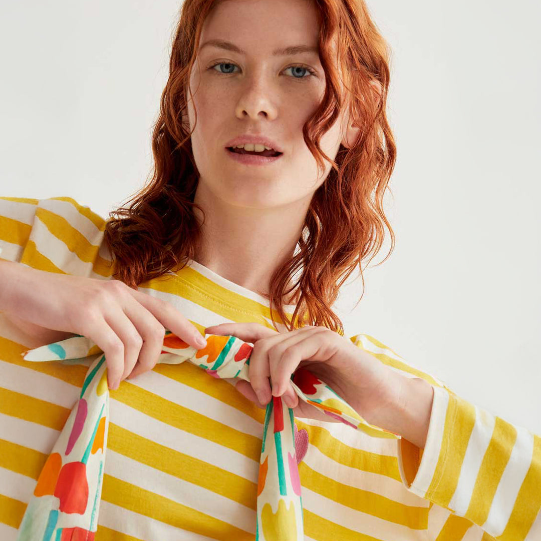 CAMISETA- Compañía Fantástica, Rayas amarillas con bordado de tulipán