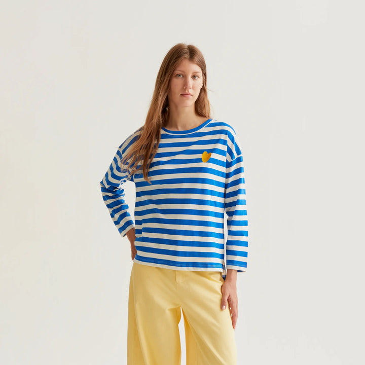 CAMISETA- Compañía Fantástica, Rayas azules con bordado de corazón