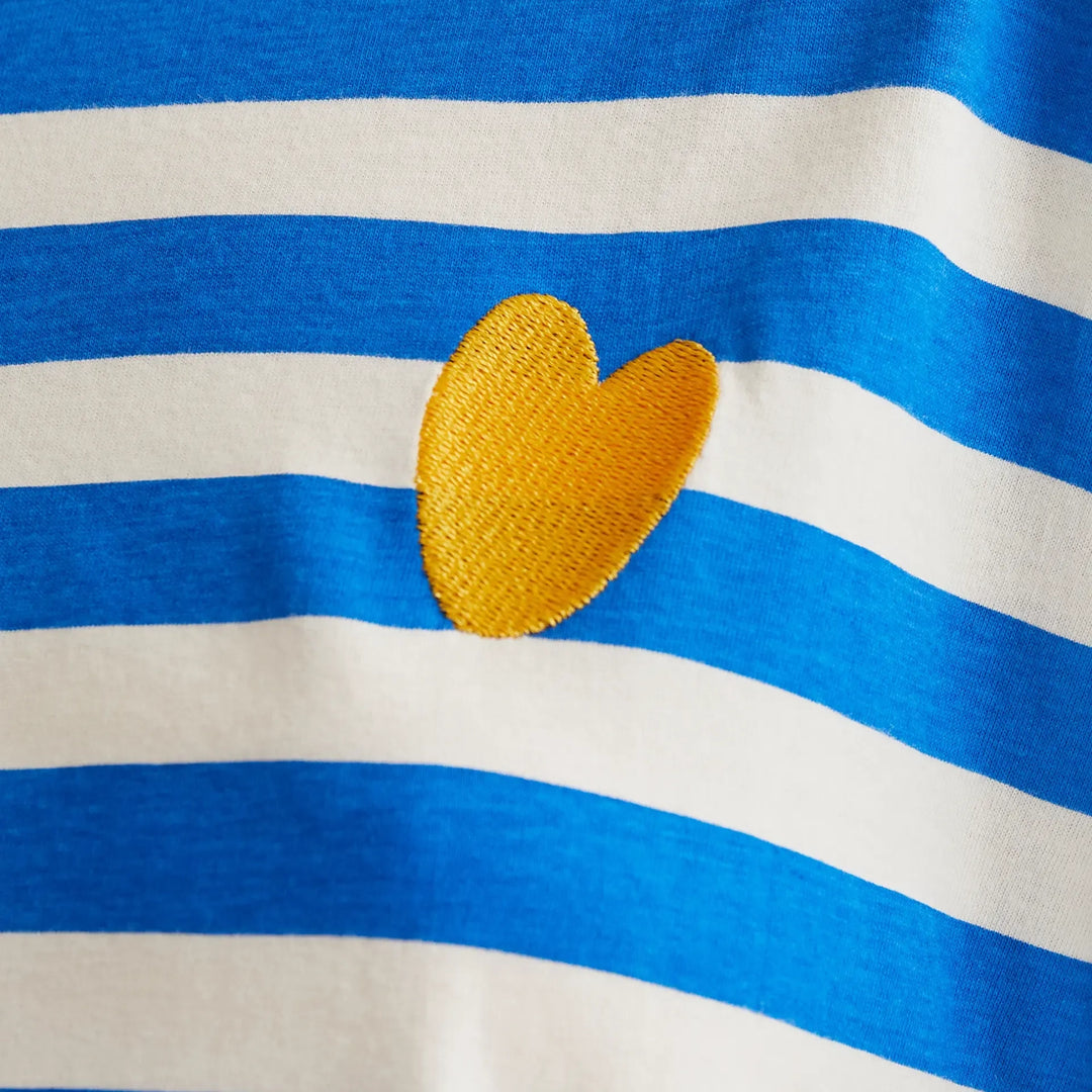 CAMISETA- Compañía Fantástica, Rayas azules con bordado de corazón