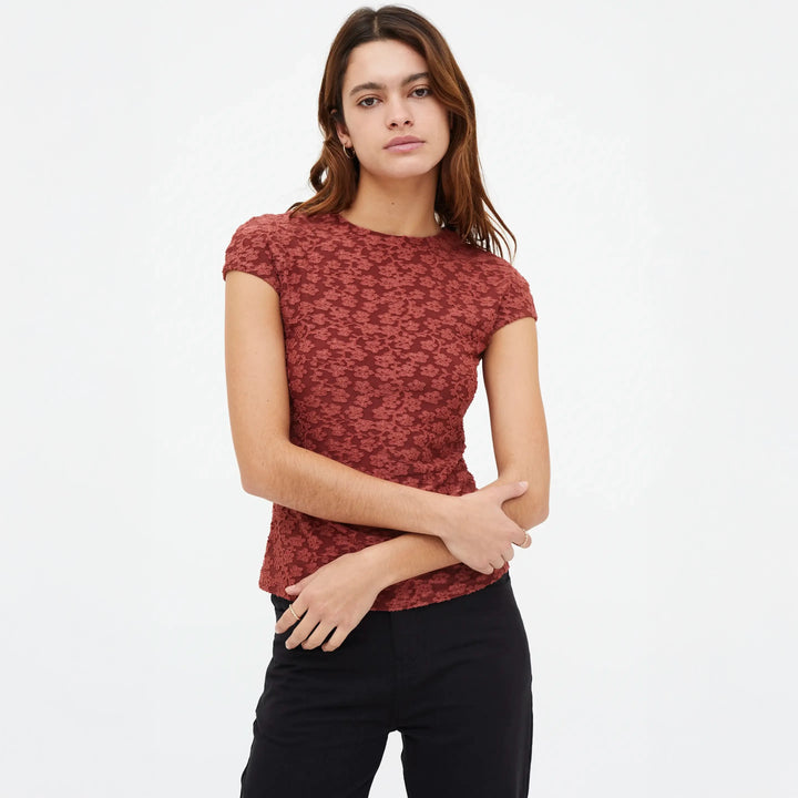 CAMISETA - Compañía Fantástica, Encaje floral marrón con manga corta