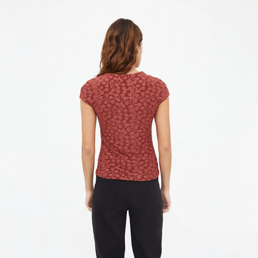 CAMISETA - Compañía Fantástica, Encaje floral marrón con manga corta