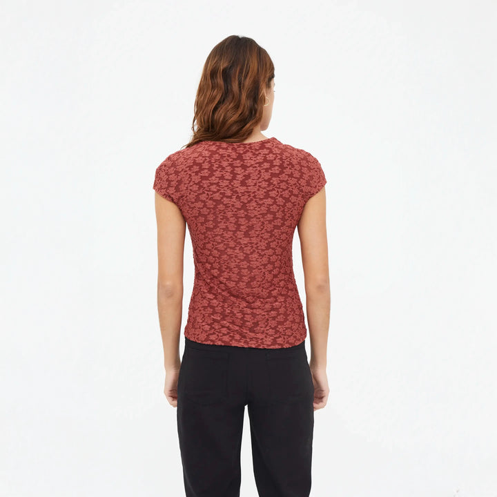 CAMISETA - Compañía Fantástica, Encaje floral marrón con manga corta