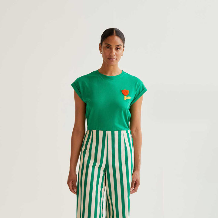CAMISETA- Compañía Fantástica, Verde con bordado de tulipán rojo