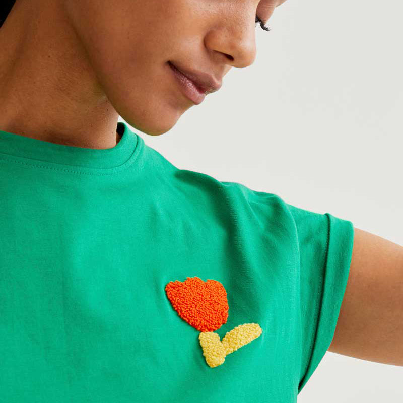 CAMISETA- Compañía Fantástica, Verde con bordado de tulipán rojo