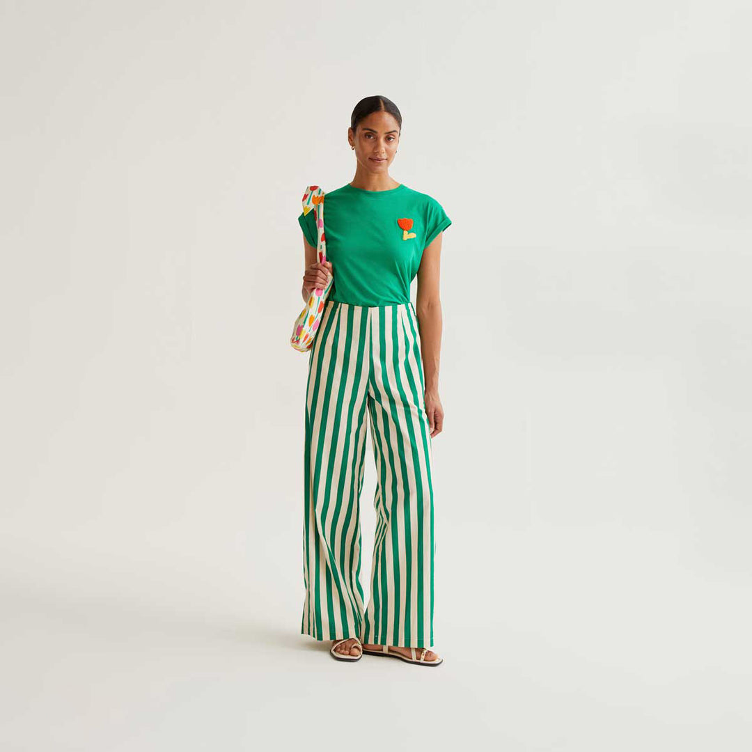 CAMISETA- Compañía Fantástica, Verde con bordado de tulipán rojo