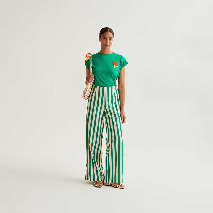 CAMISETA- Compañía Fantástica, Verde con bordado de tulipán rojo