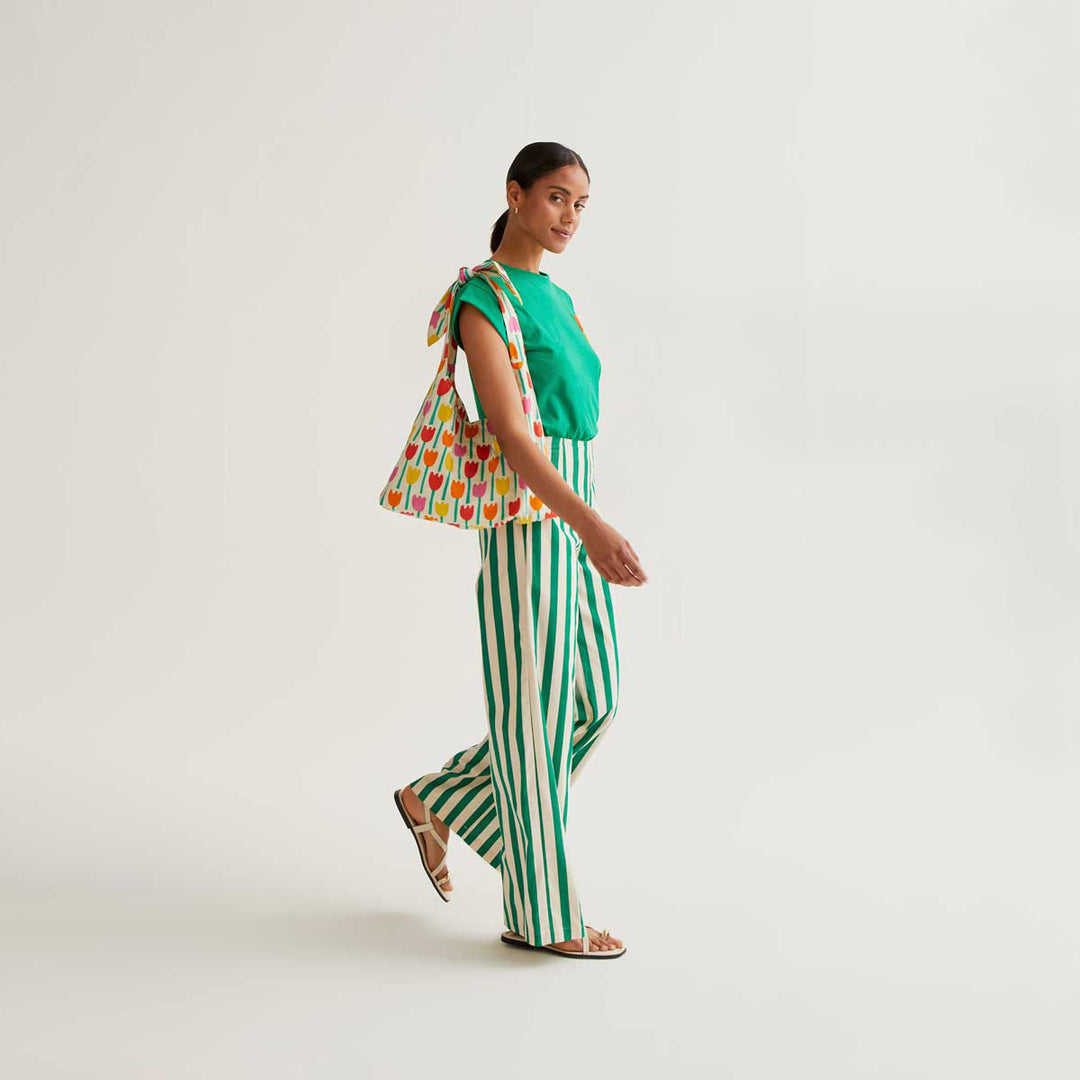 CAMISETA- Compañía Fantástica, Verde con bordado de tulipán rojo