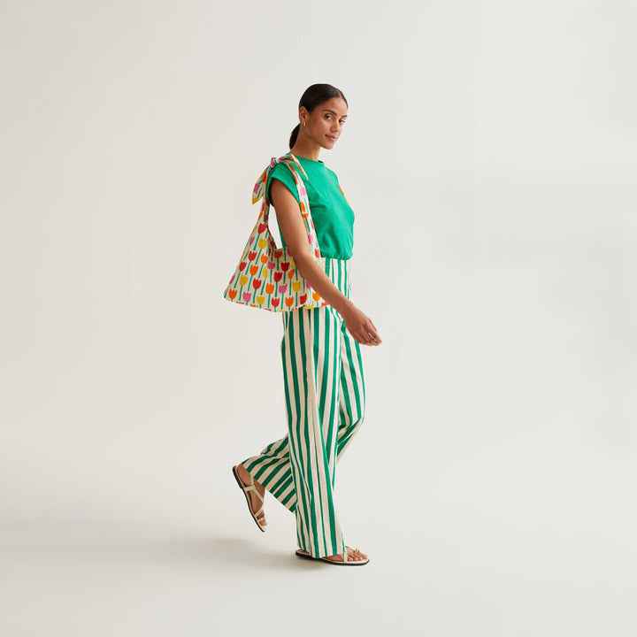 CAMISETA- Compañía Fantástica, Verde con bordado de tulipán rojo