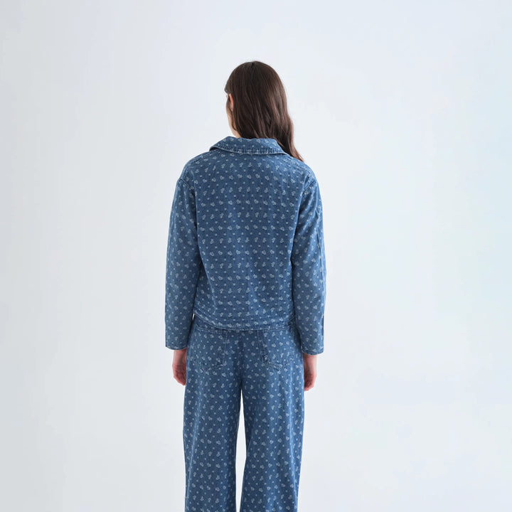 CHAQUETA - Compañía Fantástica, Vaquera azul con estampado de corazones