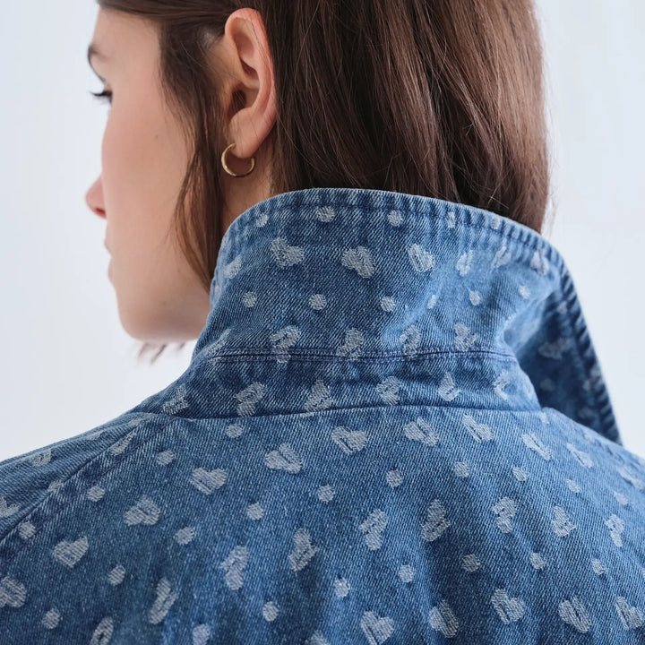CHAQUETA - Compañía Fantástica, Vaquera azul con estampado de corazones