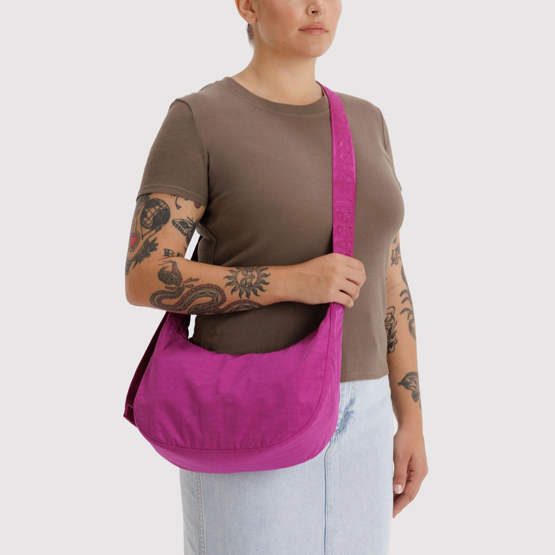 BOLSO - Baggu, Deep Fuchsia Medium Nylon Crescent Bag
