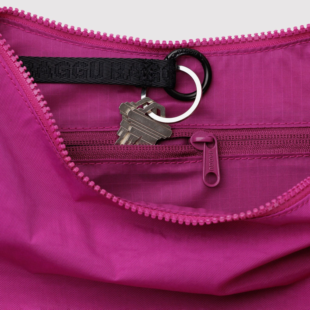 BOLSO - Baggu, Deep Fuchsia Medium Nylon Crescent Bag