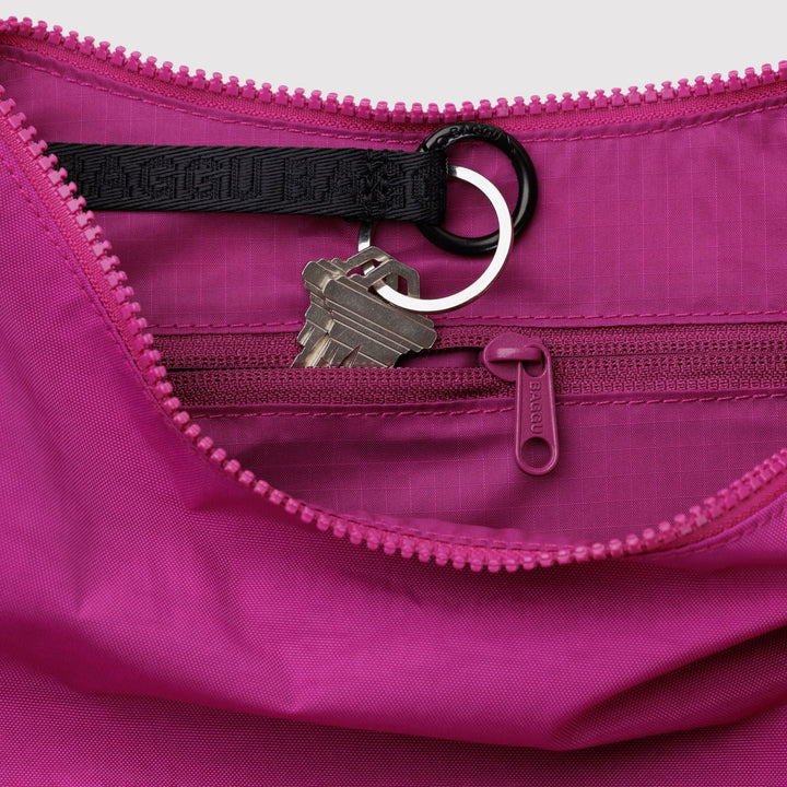 BOLSO - Baggu, Deep Fuchsia Medium Nylon Crescent Bag