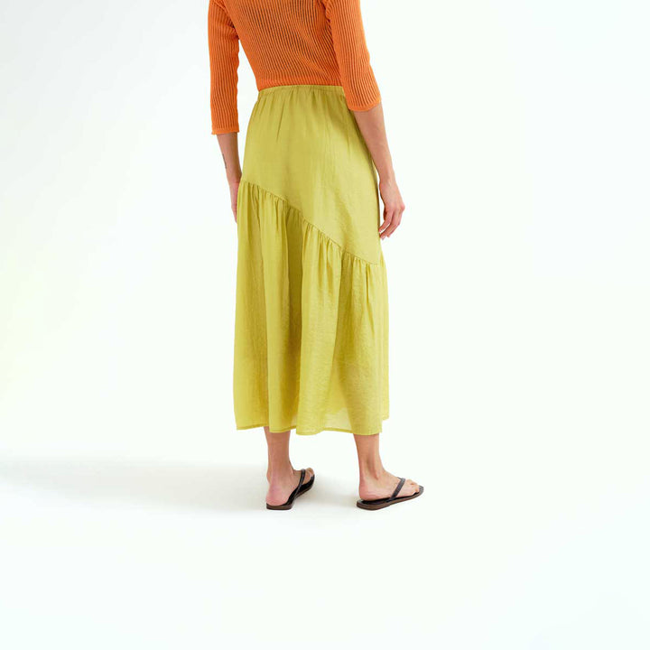 FALDA - Compañía Fantástica, Larga verde pistacho con corte asimétrico