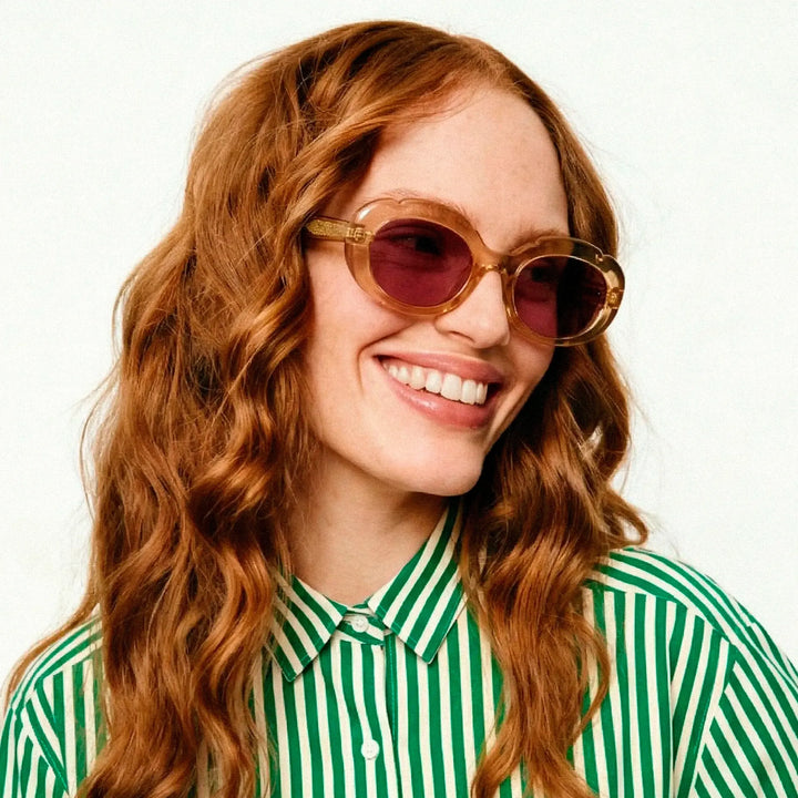 GAFAS DE SOL - Compañía Fantástica, Ambar con punta patillas multicolor verde y azul claro