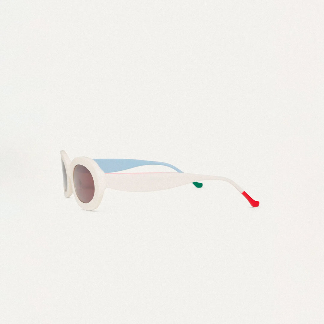 GAFAS DE SOL - Compañía Fantástica, Blancas con punta de patillas multicolor verde y rojo