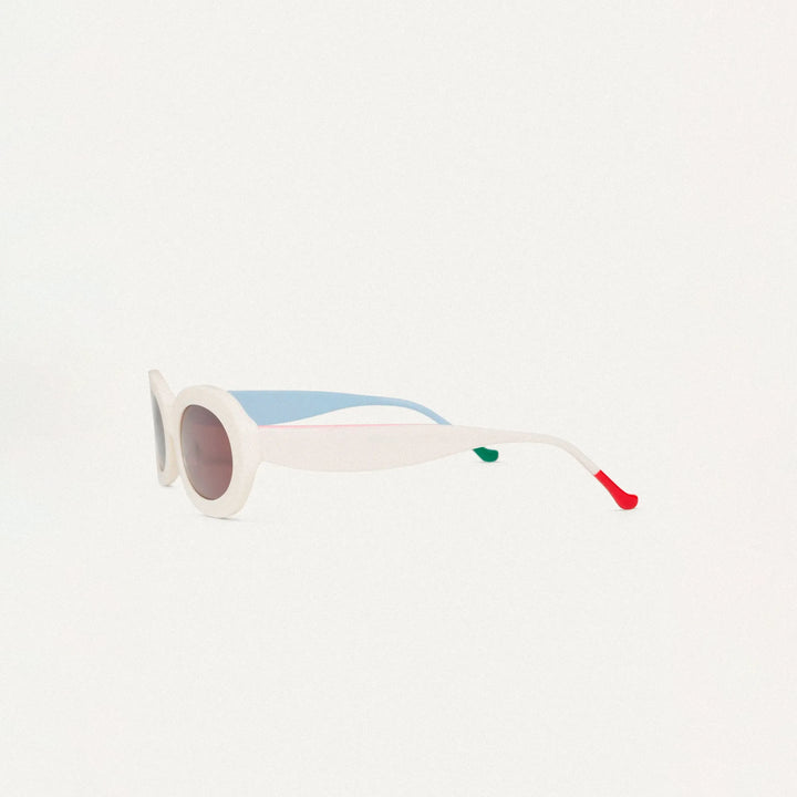 GAFAS DE SOL - Compañía Fantástica, Blancas con punta de patillas multicolor verde y rojo