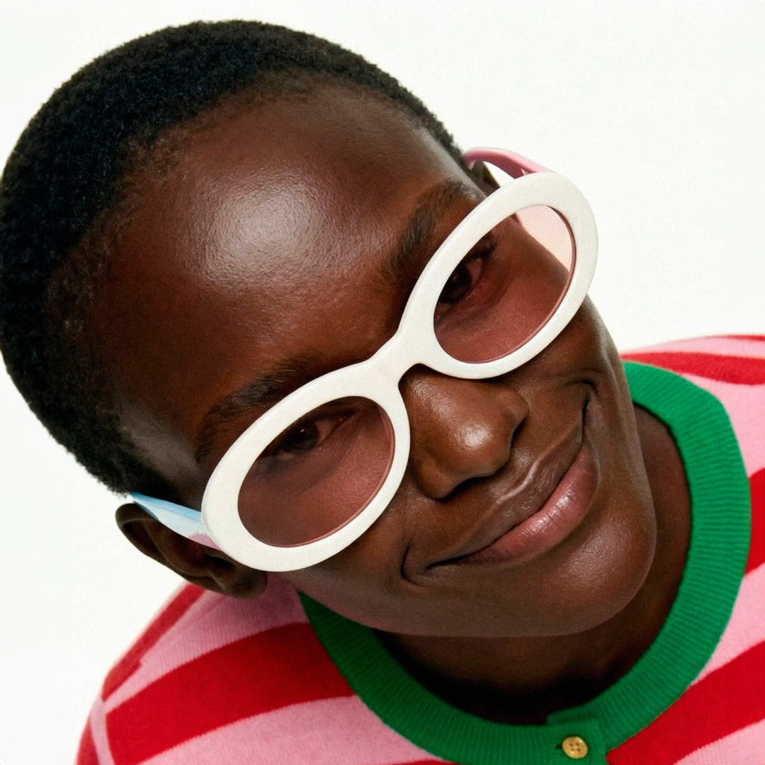GAFAS DE SOL - Compañía Fantástica, Blancas con punta de patillas multicolor verde y rojo