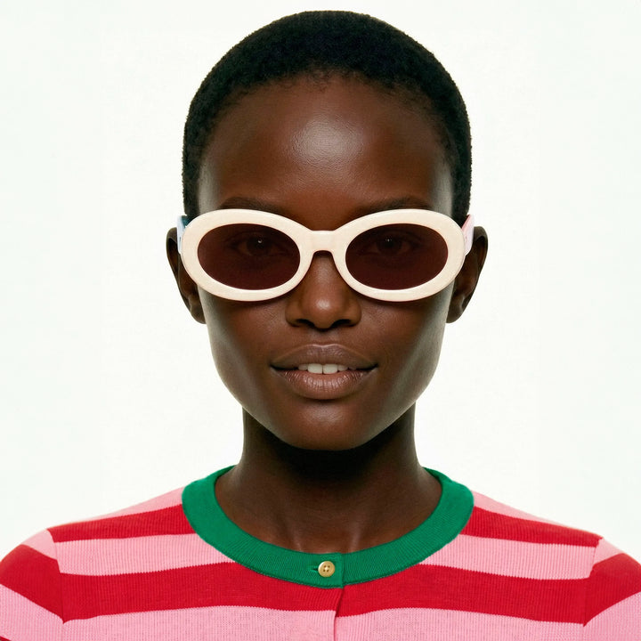 GAFAS DE SOL - Compañía Fantástica, Blancas con punta de patillas multicolor verde y rojo