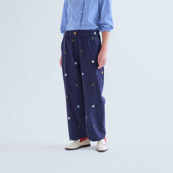 PANTALÓN - Compañía Fantástica, Algodón azul marino con bordado de flores